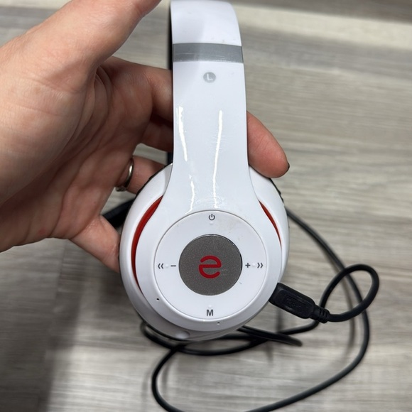 Escape Plantium White and Black bluetooth Headphones - Picture 4 of 5